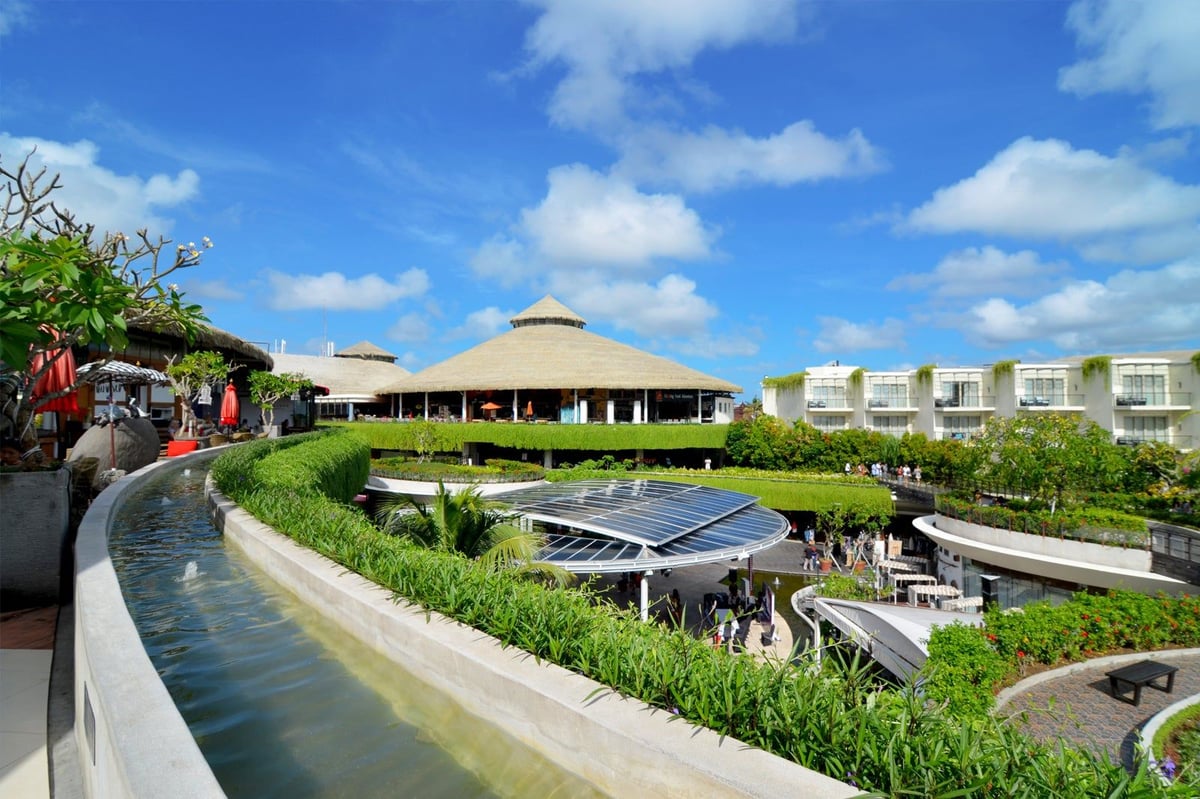 Beachwalk Shopping Center - Gallery Photo 2