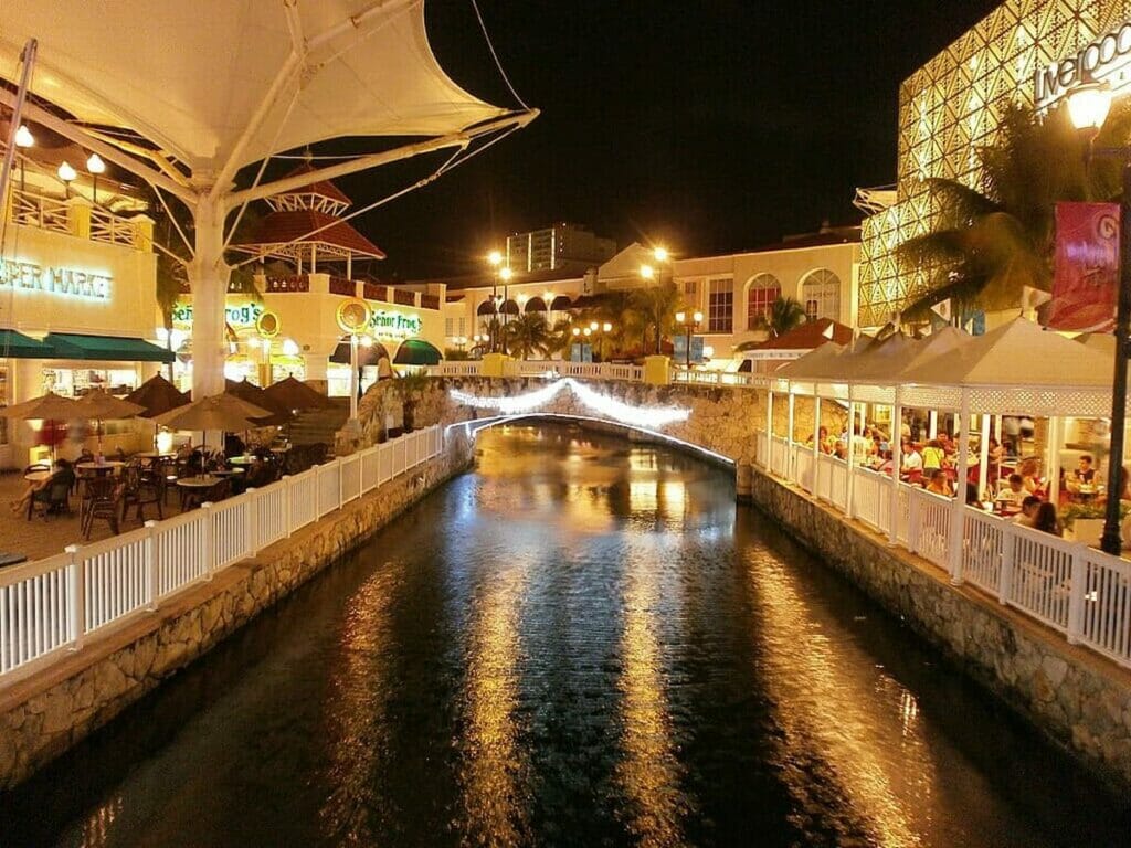 Plaza La Isla - Gallery Photo 2