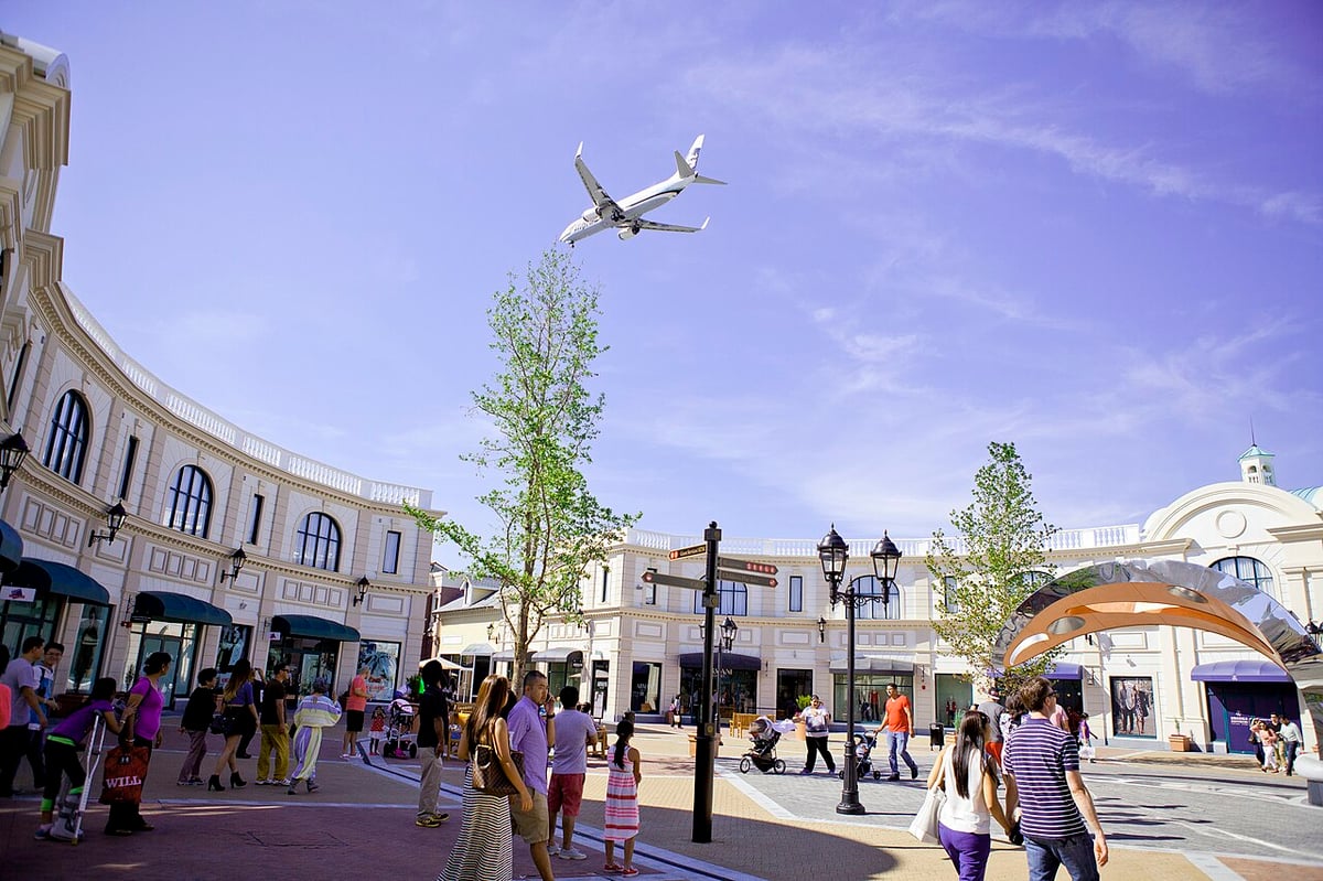 Mc Arthur Glen Designer Outlet Vancouver Airport - Gallery Photo 2