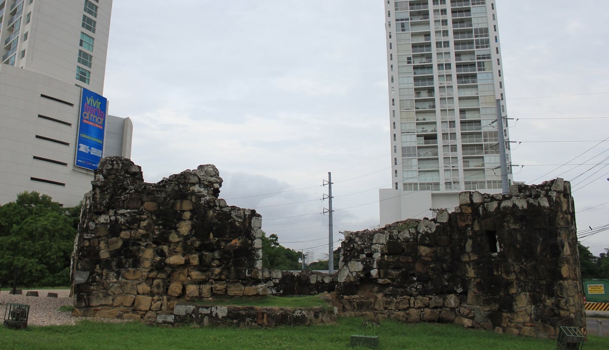 Plaza Los Fundadores - Gallery Photo 1