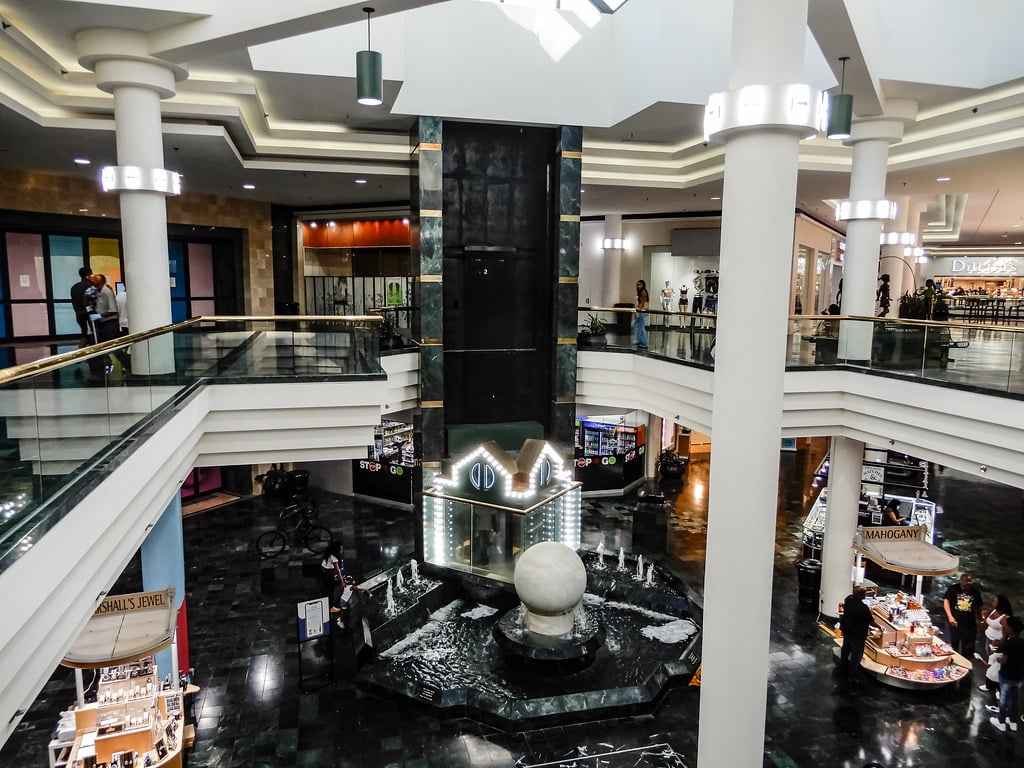Oak Court Mall - Gallery Photo 6