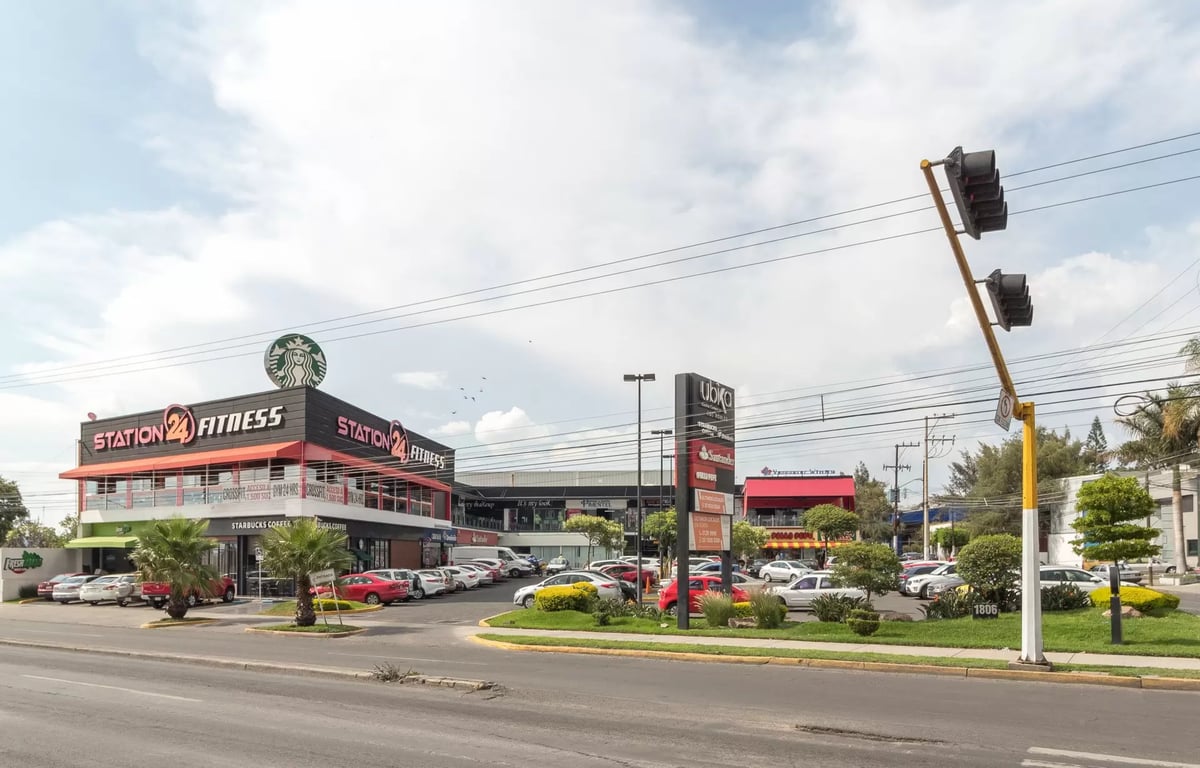 Plaza Los Robles - Gallery Photo 7
