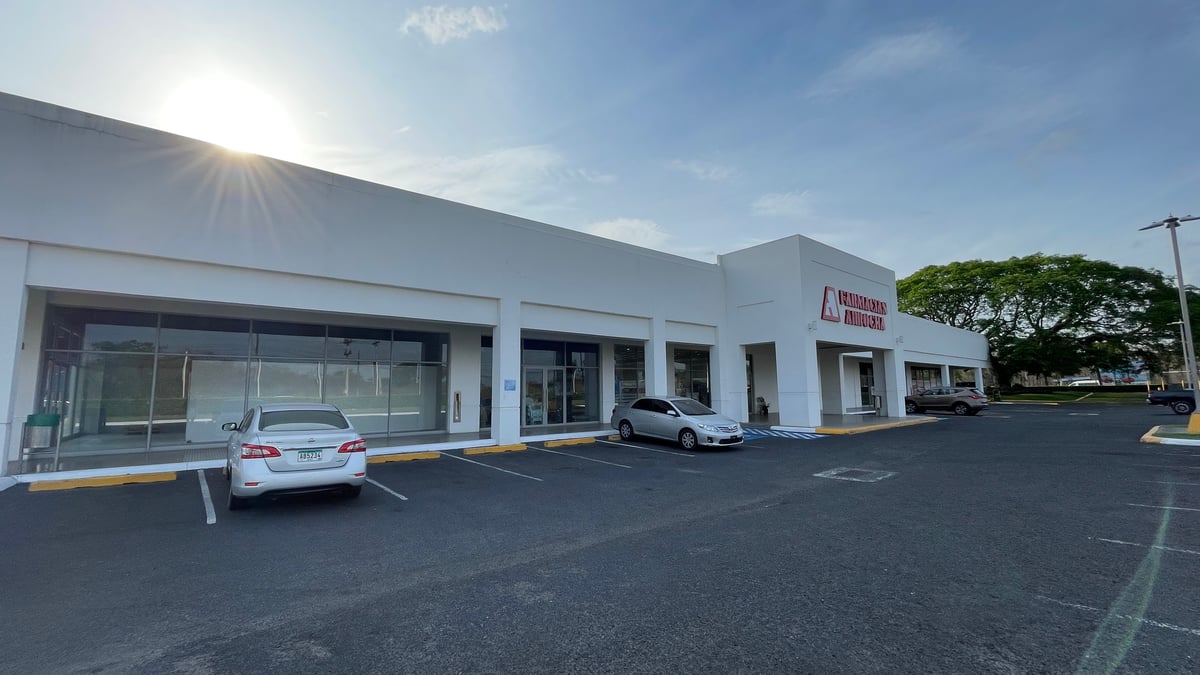 Las Mareas Shopping - Gallery Photo 3