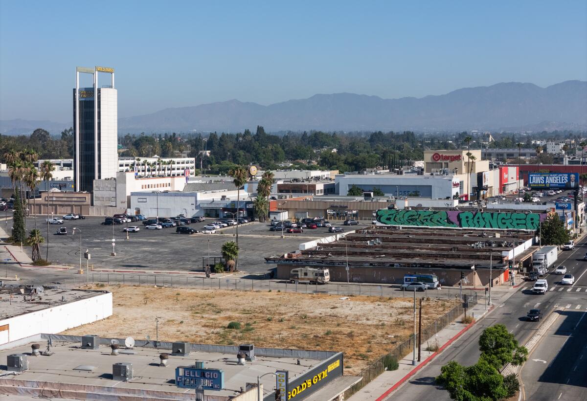 Laurel Plaza - Gallery Photo 10