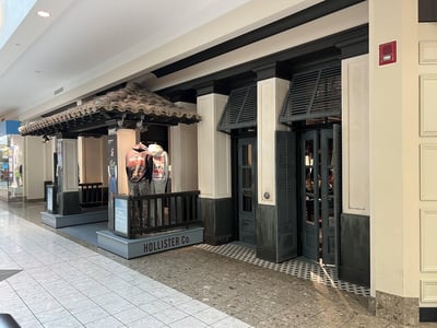 Hollister storefront photo