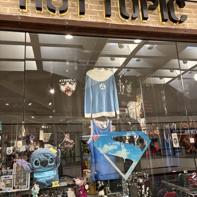 Hot Topic storefront photo