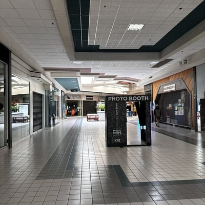 Hollister storefront photo