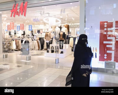 H&M storefront photo