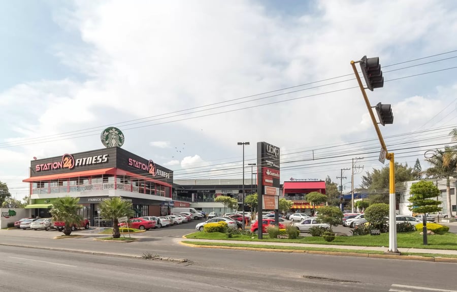 Plaza Los Robles - Gallery Photo 7