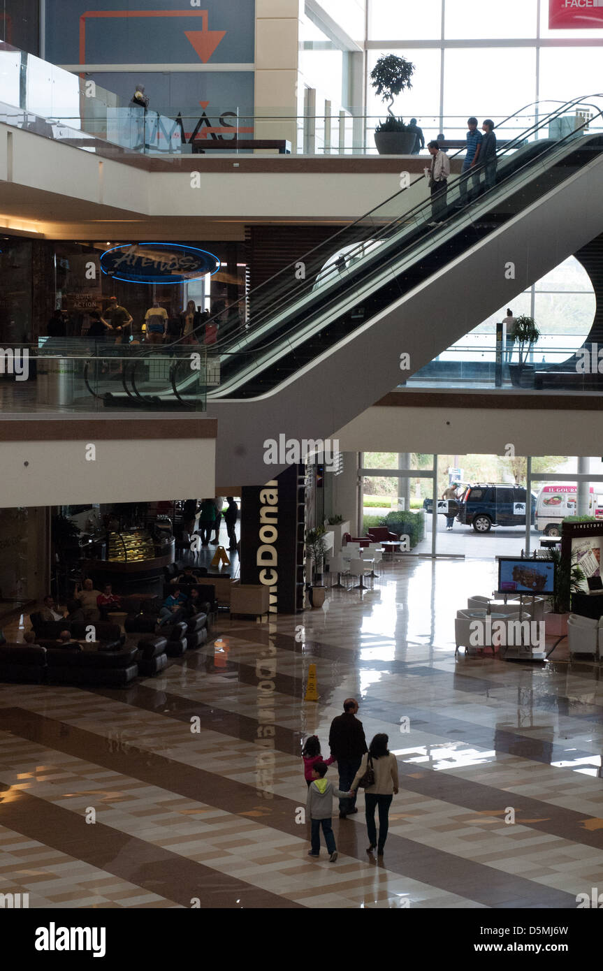 Centro Comercial Multiplaza Escazú - Gallery Photo 4