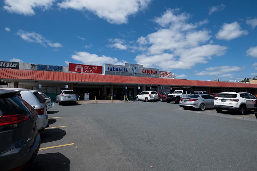 Plaza Del Carmen Mall - Gallery Photo 6